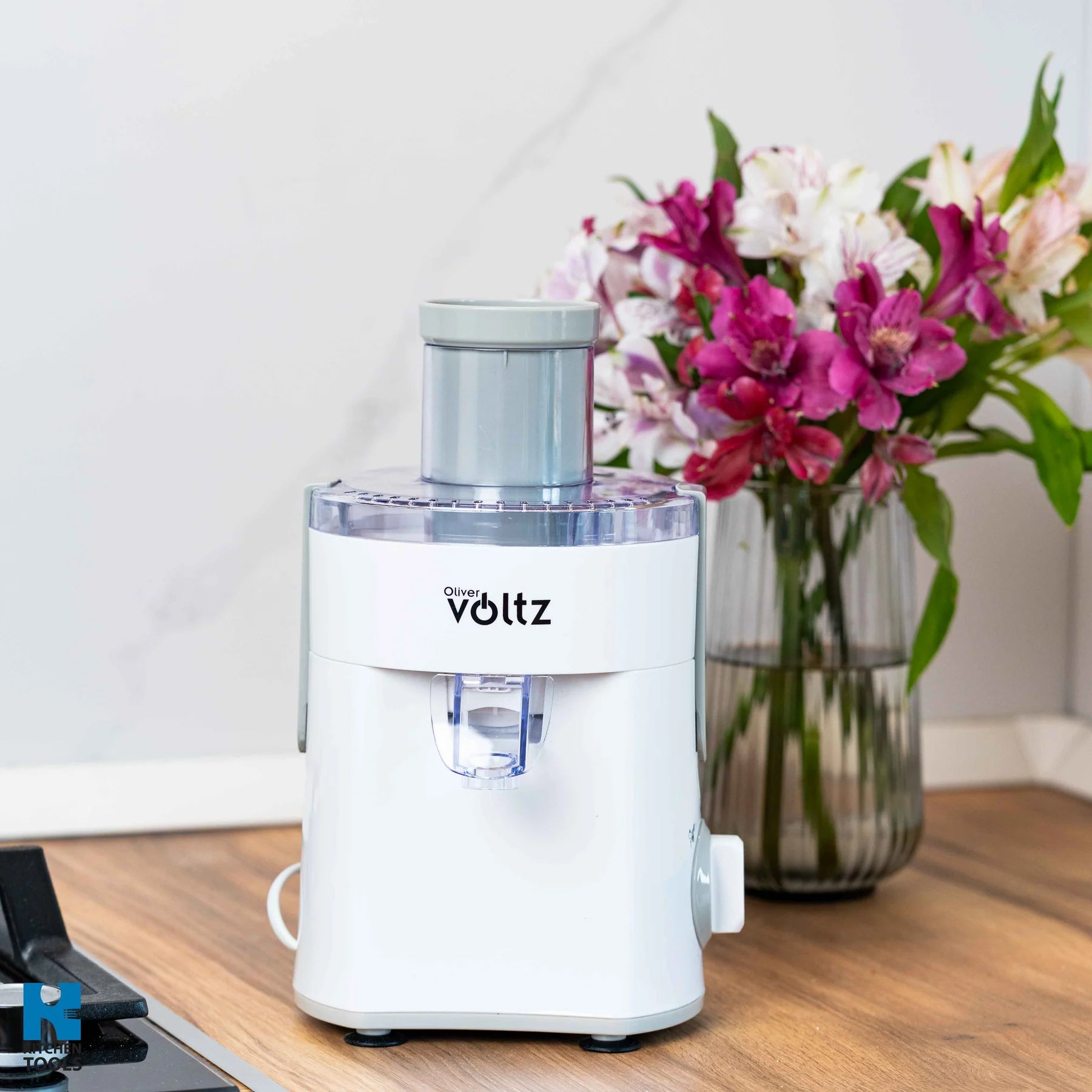 Сокоизстисквачка Oliver Voltz OV51160C, 400W, 600 мл, 2 степени, Голям отвор, Контейнер за отпадъци, Тиха, Бял