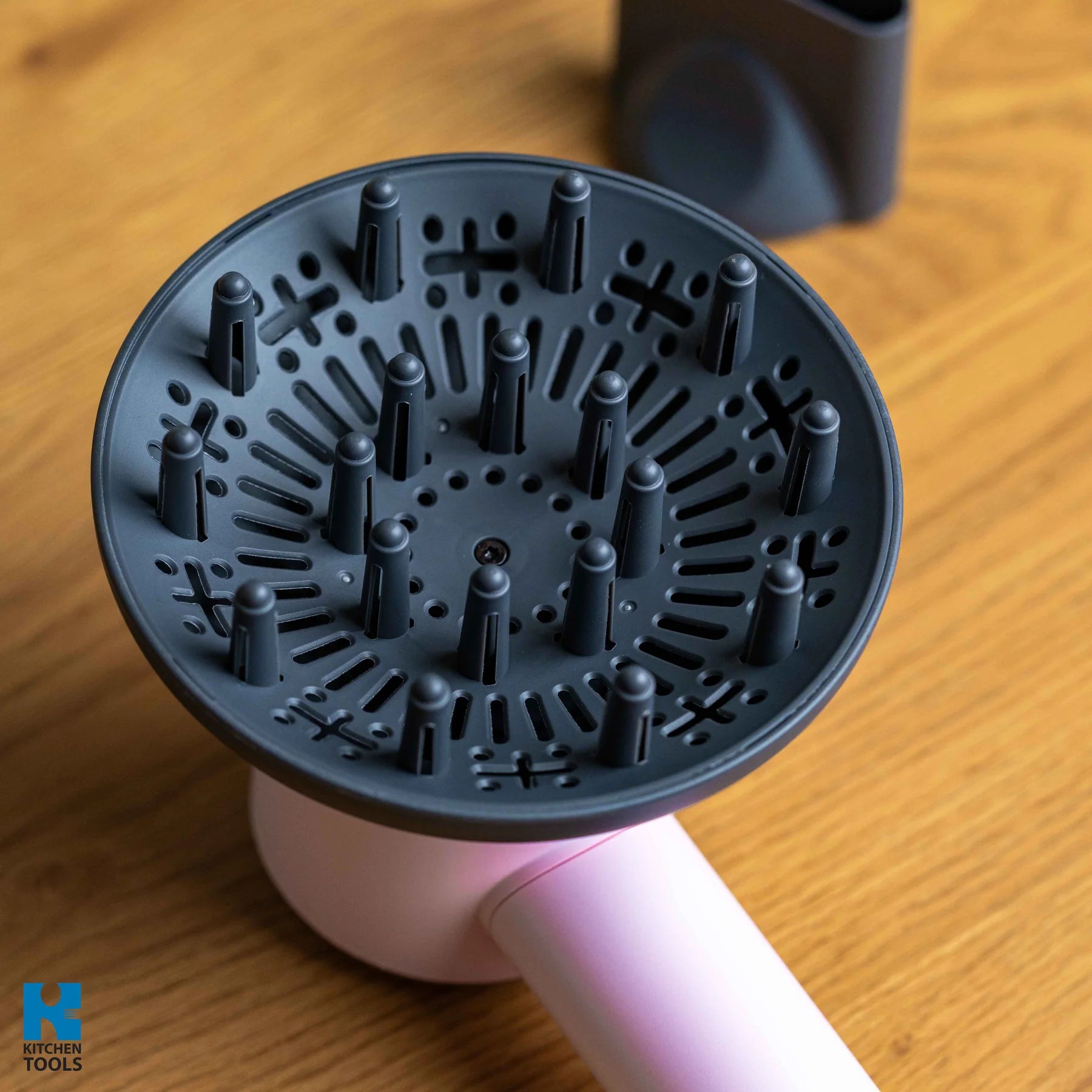 Професионален сешоар, 1400W, BLDC мотор, 3 скорости, 3 температурни настройки, магнитни аксесоари, Oliver Voltz, Розов)