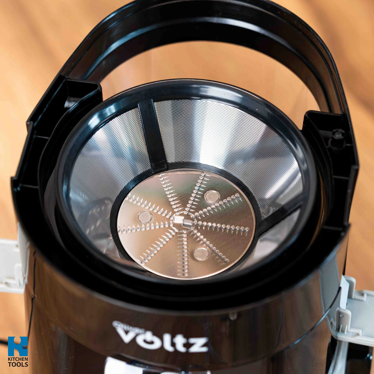 Сокоизстисквачка Oliver Voltz OV51160C, 400W, 600 мл, 2 степени, Голям отвор, Контейнер за отпадъци, Тиха, Черна